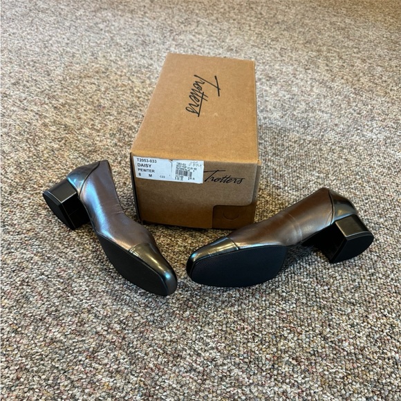 Women’s size 8 medium Trotters shoes in metallic pewter. New in box. - Picture 2 of 3
